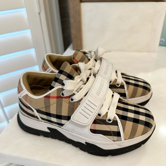 Size 32 kids Burberry shoes - Picture 2 of 4